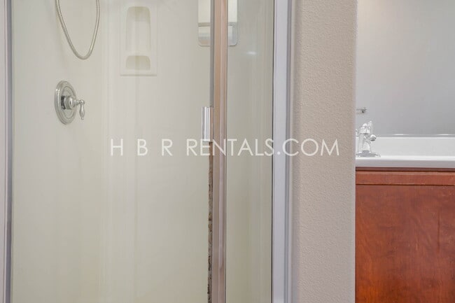 Building Photo - Cambridge Place - Charming 3-Bedroom with ...
