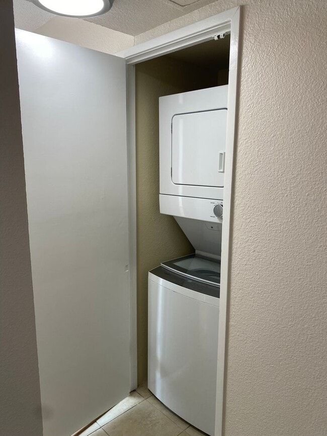 Building Photo - 2499 Kapiolani Blvd