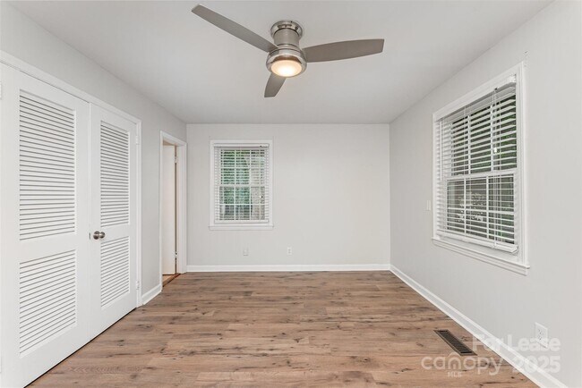 Building Photo - 3252 Northampton Dr