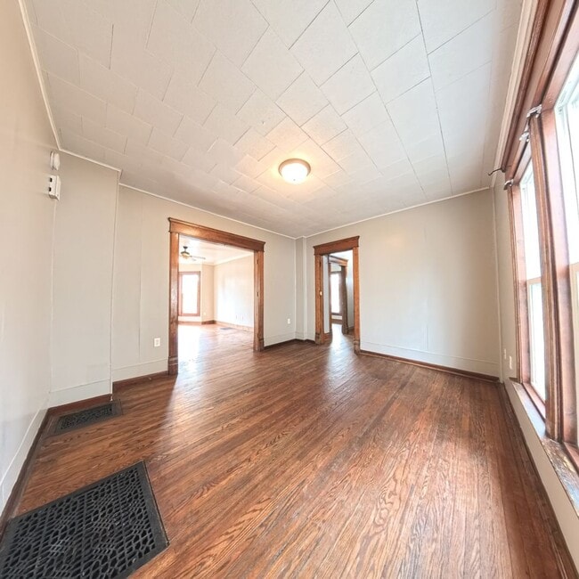 Building Photo - Spacious 5 bedroom 2 Bath Home