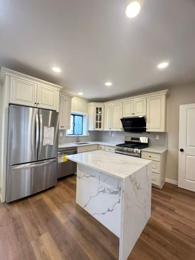 Building Photo - 2b2b house in south Philly Available now