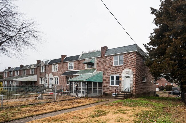 Building Photo - Completely renovated end row home! Stainle...