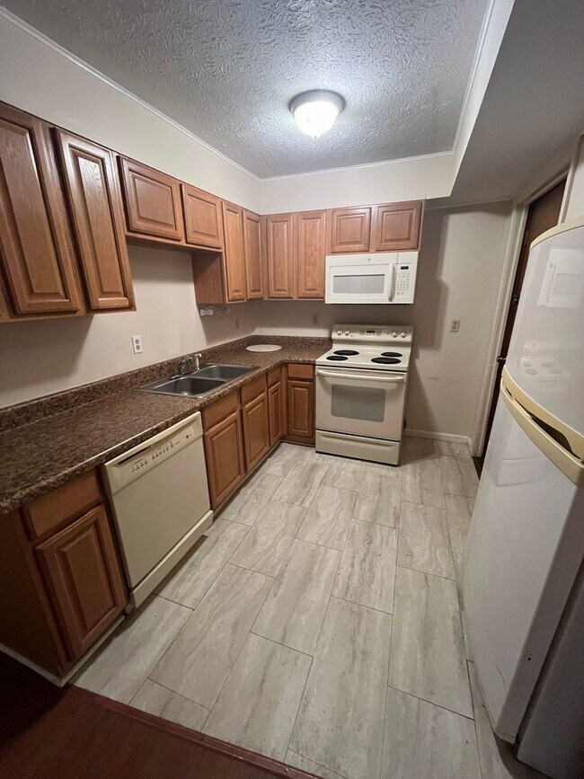 Building Photo - Move In Ready