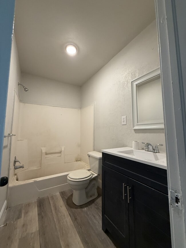Building Photo - 914 W Vinita Ave