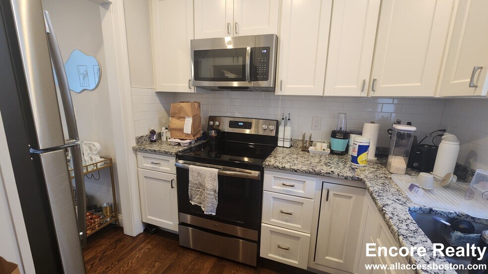 Building Photo - 2017 Commonwealth Ave