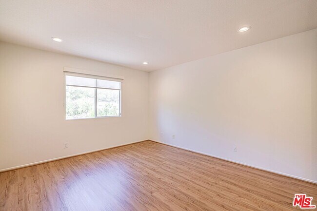 Building Photo - 25755 Hood Way