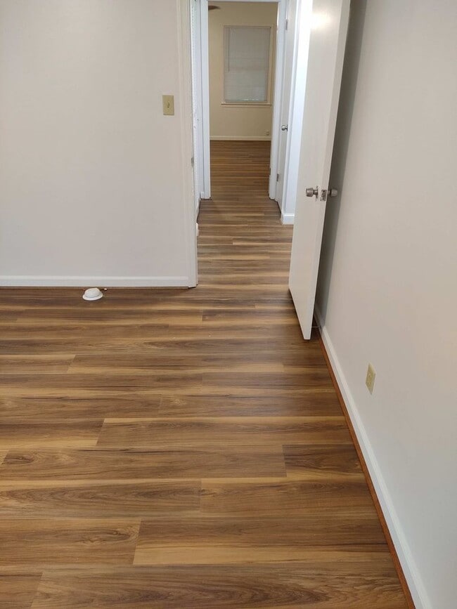 Building Photo - 1128 Nottingham Cir