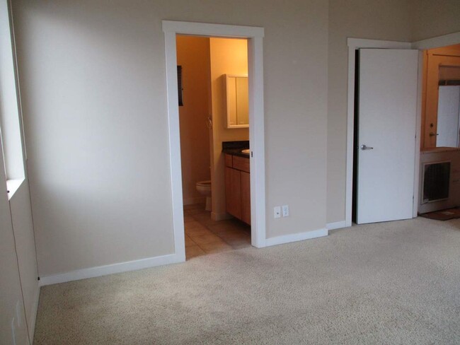 Building Photo - 3 Bedroom, 3.5 Bathroom Townhome in Tacoma