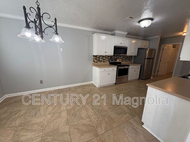 Building Photo - 2026 Lake Forest Dr