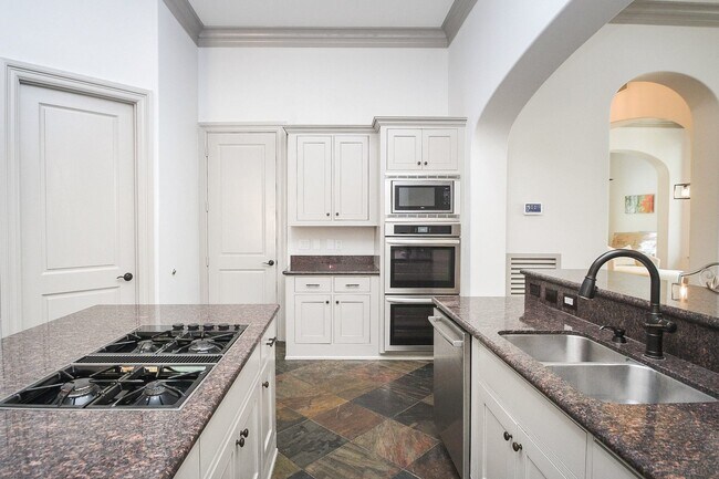 Building Photo - 2702 Tudor Manor