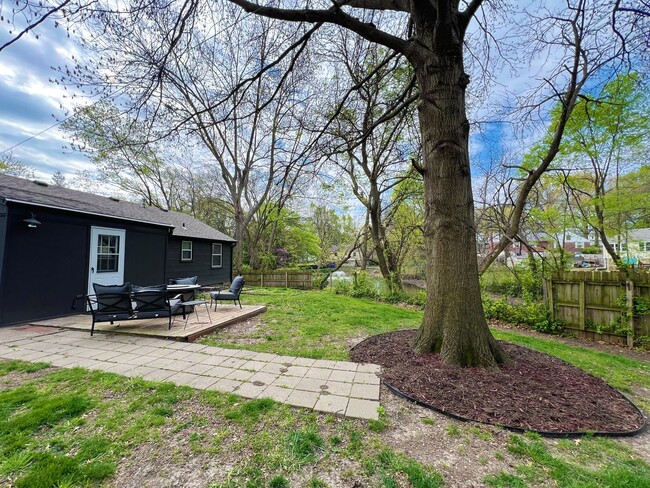 Building Photo - Stylishly Renovated Shawnee Home – Move-In...
