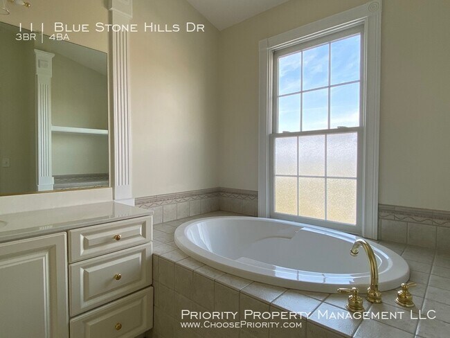 Building Photo - Gorgeous 3 Bed 3.5 Bath End Unit