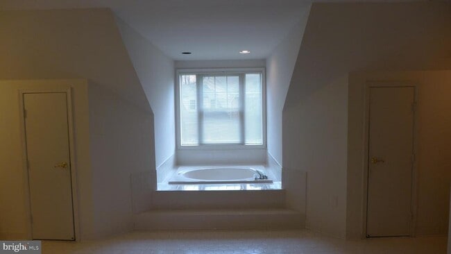 Building Photo - 10008 Manor Pl