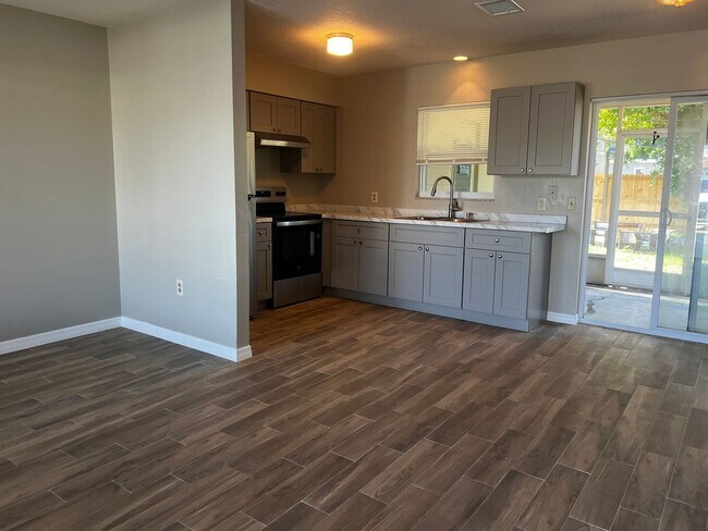 Building Photo - 2BD/1BA/Single carport - Venice