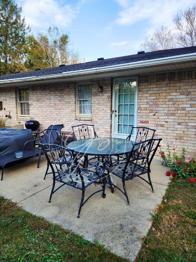 Building Photo - 1103 Maple Ct