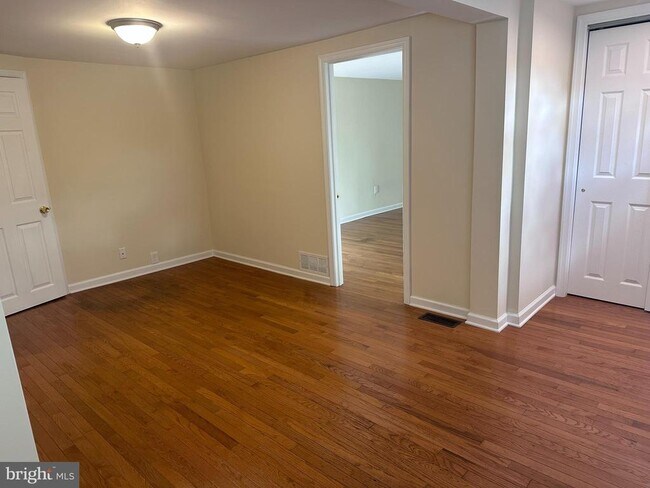 Building Photo - 371 Easton Rd