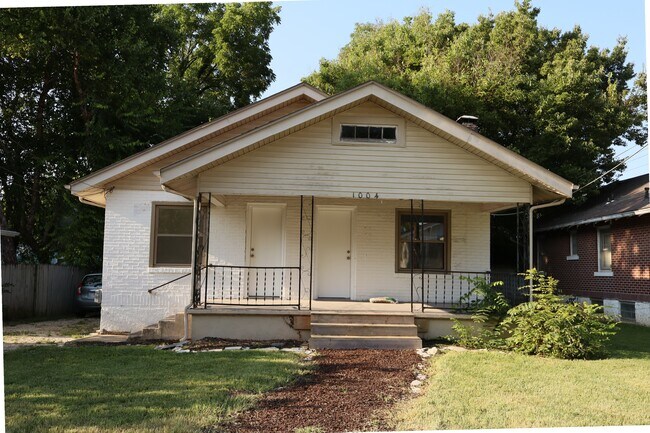 Building Photo - 1004 E Delmar St