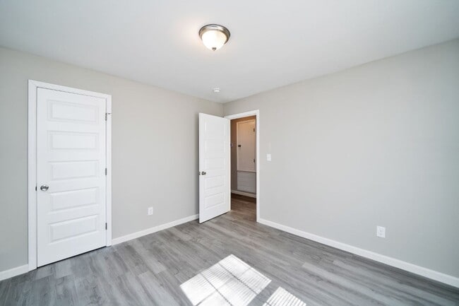 Building Photo - Move-In Ready 4BR with Renovated Interiors...