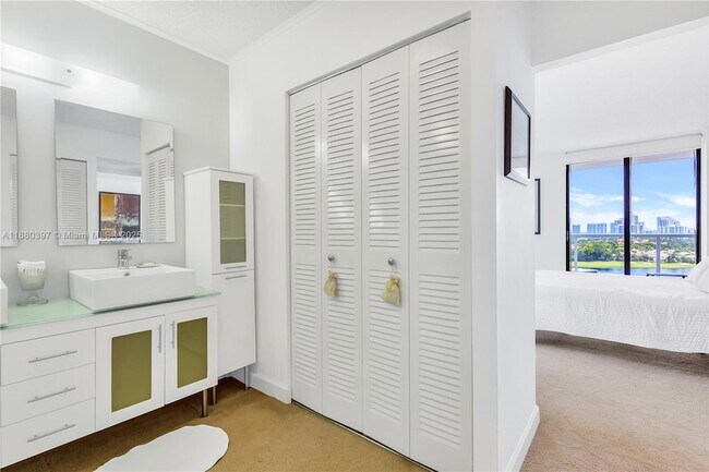 Building Photo - 3701 N Country Club Dr