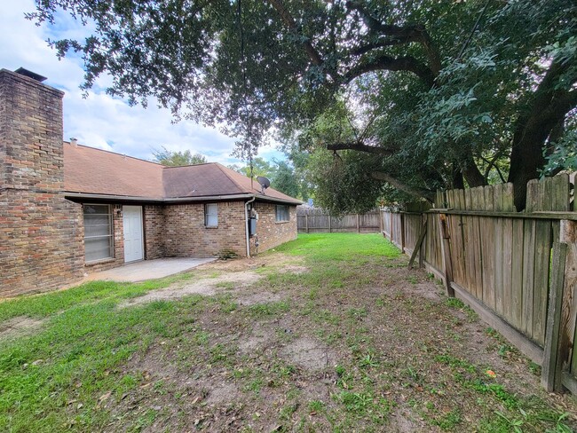 Building Photo - RECENTLY REMODELED 4 BEDROOM 2 BATH HOME I...