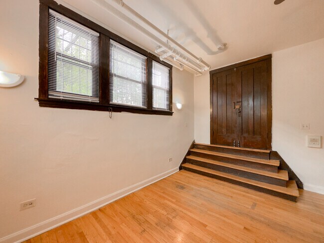 Building Photo - 821 W Waveland Ave