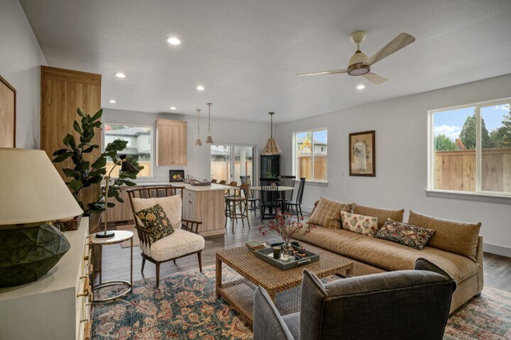 Building Photo - 1321 Oppek St NE