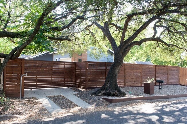 Building Photo - 903 Herndon Ln