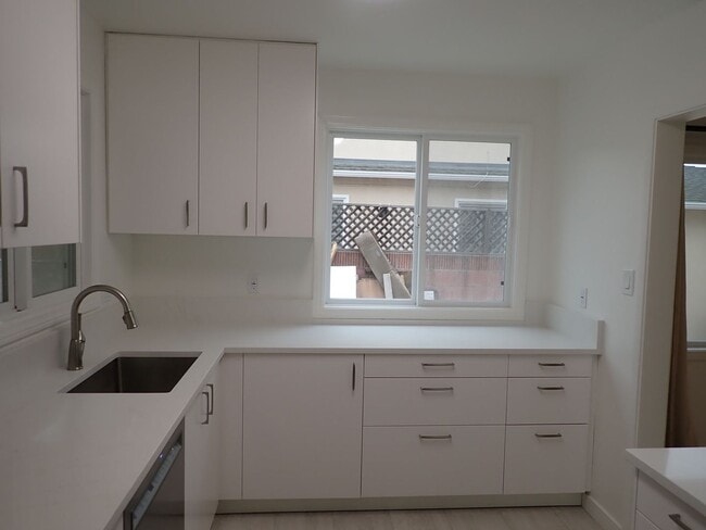 Building Photo - Single Family House in Desirable Neighborhood