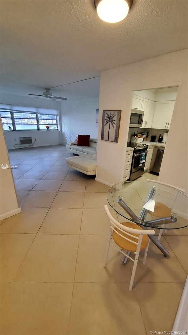 Building Photo - 220 Kings Point Dr