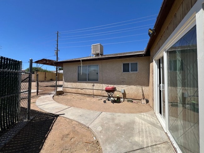Building Photo - 3 Bedroom 2 Bathroom House with RV Parking...