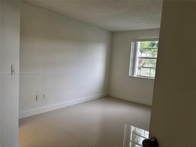 Building Photo - 2662 SE 19th Ct