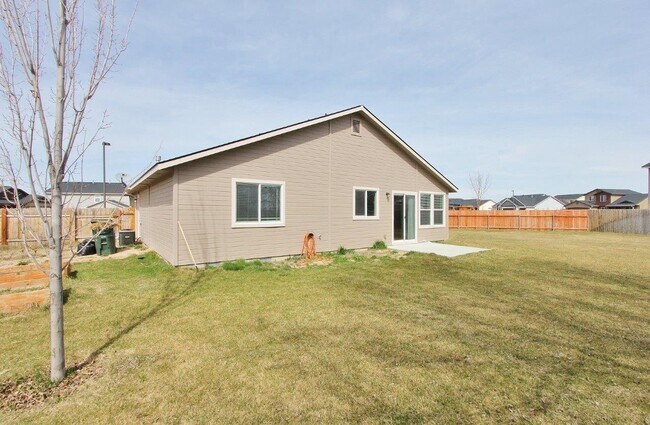 Building Photo - Spacious Single-Level Home on Cul-De-Sac