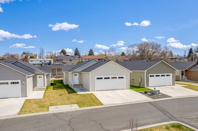 Primary Photo - Home for Rent in Gated Community