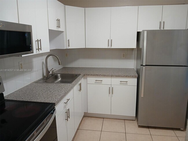 Building Photo - 9460 Fontainebleau Blvd