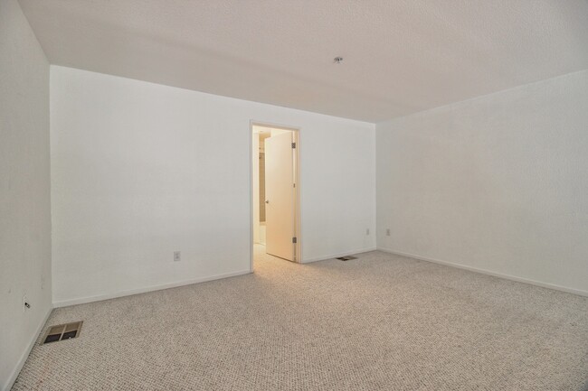 Building Photo - Spacious 1 Bedroom Loft at Ryland Mews