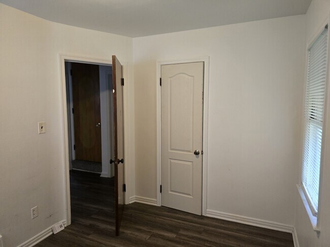 Building Photo - 15603 Lappin St