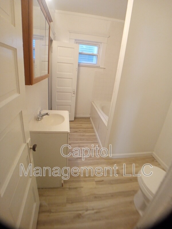 Building Photo - 229 W Lapeer St
