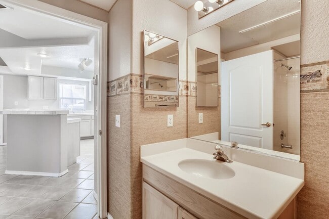 Building Photo - Northwest 1st Floor Condo in a Gated Community