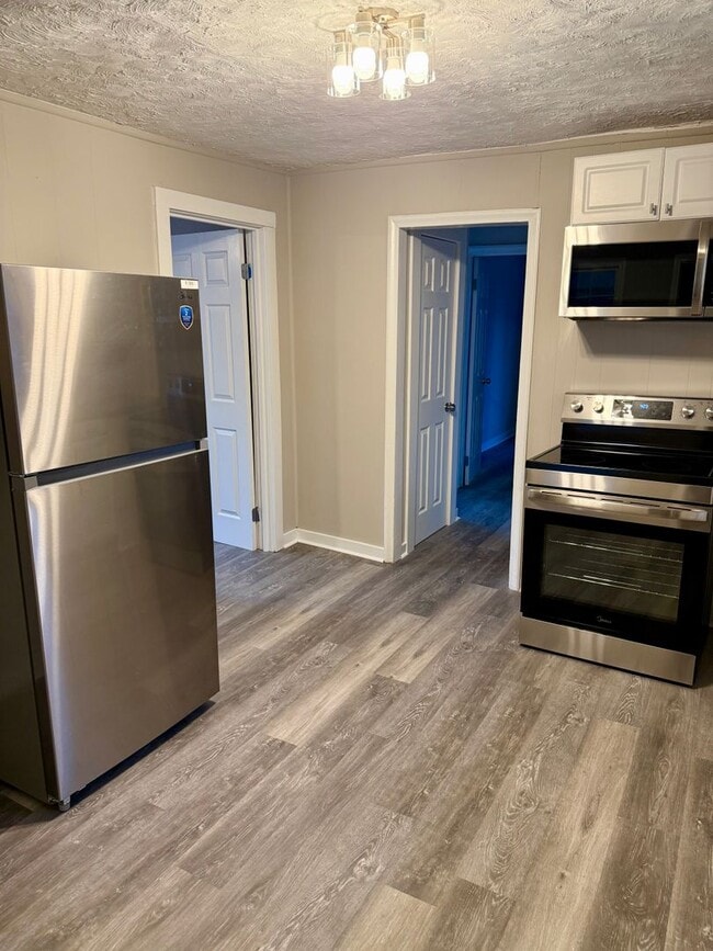 Building Photo - Cute 2 bedroom/ 1 bath Madison w/ Bonus Room