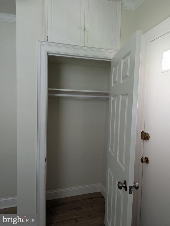 Building Photo - 449 Roslyn Ave
