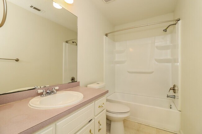 Building Photo - 1042 Whispering Woods Dr