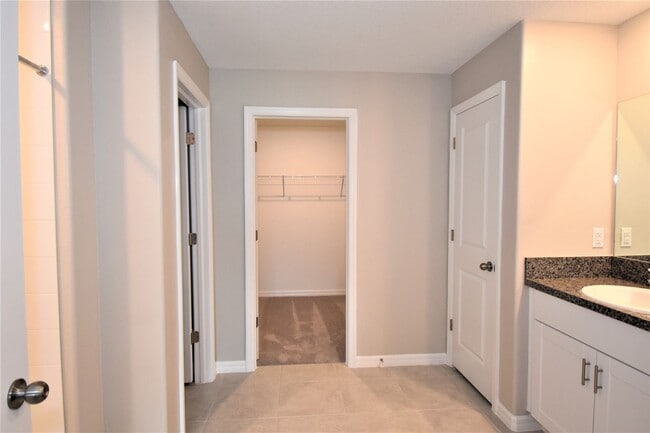 Building Photo - Like New 4 Bedroom Home