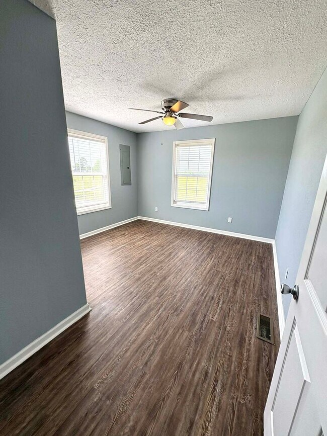 Building Photo - Nice Family Home!