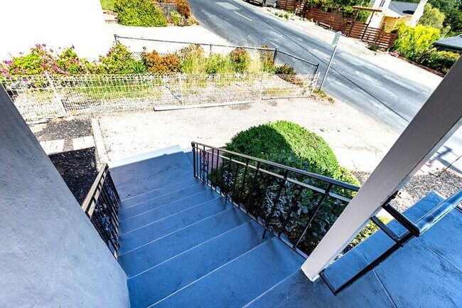 Building Photo - Elegant Kensington living with comfort, character, and scenic appeal