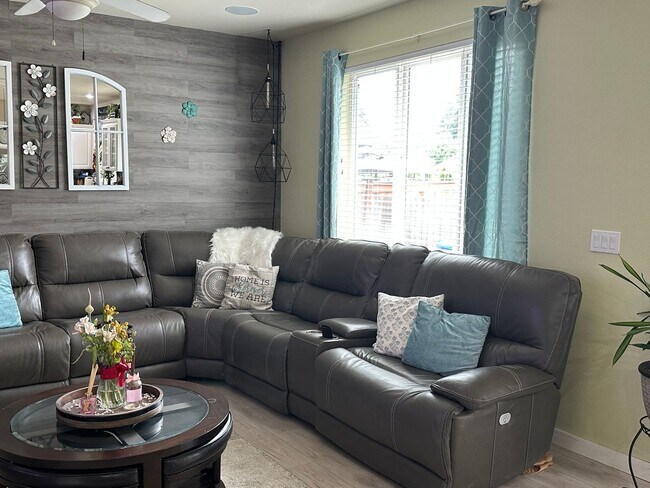 Building Photo - Beautiful 5 Bed/3Ba Single Family Home
