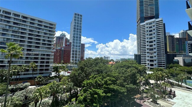 Building Photo - 1450 Brickell Bay Dr