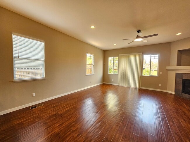 Building Photo - Gorgeous 4 Bedroom on Kiley Ranch