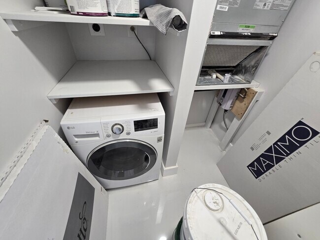 Building Photo - 1700 NW North River Dr