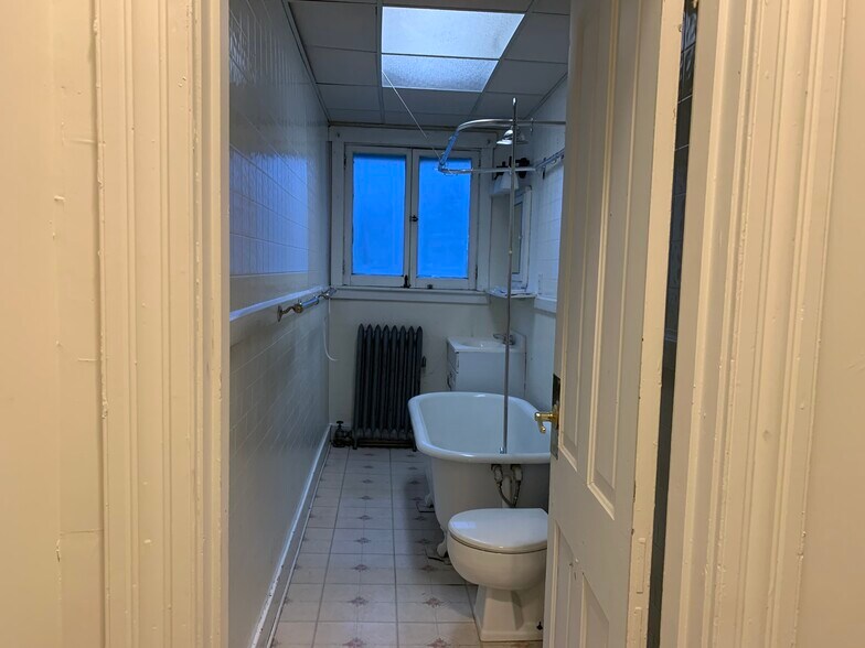 Bathrm - 816 N Sheridan St