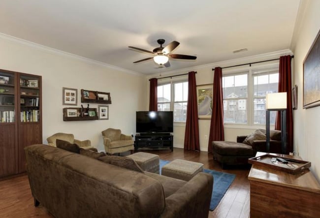 Building Photo - Affordable Spacious AND Convenient WALK to Metro.....?